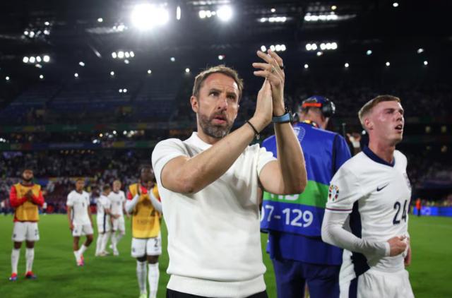 b体育下载-索斯盖特躲开了砸向他的酒杯,但躲不开漫天骂声