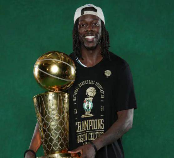 b体育官网-奖金126万 ！霍勒迪夺冠感谢绿军总裁，雄鹿后悔吗？